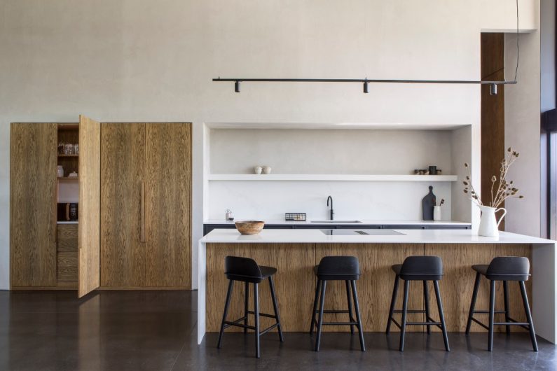 Wood kitchens: from dark timber to light oak