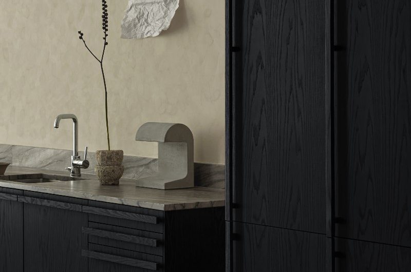 Wood kitchens: from dark timber to light oak